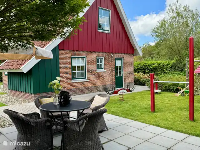 De tuin is volledig omheind en bij het terras aan de voorzijde zijn diverse speeltoestellen in eigen tuin. Dus zowel voor jong als oud genieten.